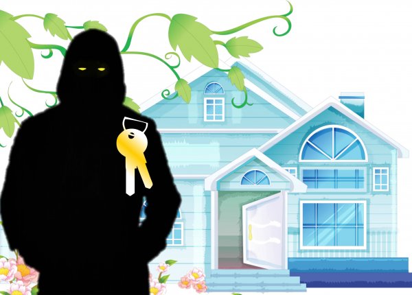 «Профессиональный сосед»: Чёрный риэлтор терроризирует жильцов коммуналки
