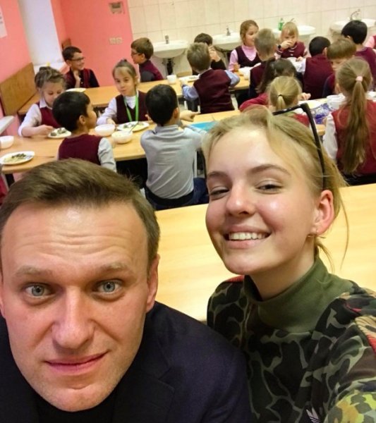 «Нет, зять не нужен» - Навальный оберегает дочь-выпускницу от мужчин