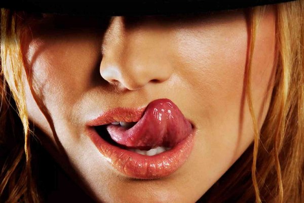 Облизывать губы опасно! Названы 5 распространенных привычек, укорачивающих жизнь