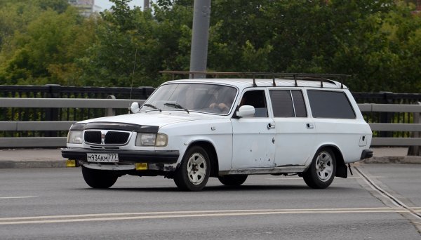 «Трэш-сарай из 00-х»: Блогер на примере ГАЗ-310221 рассказал, как «умирал» наш автопром