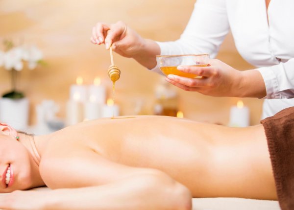 Медовый массаж: Эксперт рассказал от скрытом применении мёда для похудения