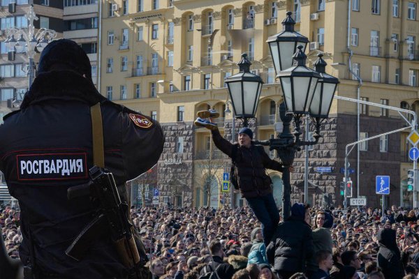 Дед под ногами майора: Росгвардия начнёт стрелять по митингующим в Москве — эксперт