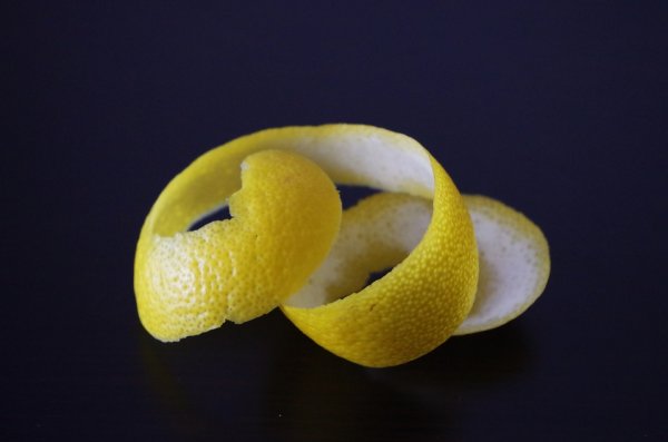 Цедра не вредна: Ученые рассказали, зачем нужно есть лимонную кожуру