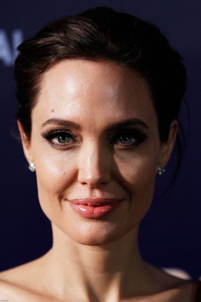 Только в ужасах сниматься! Папарацци запечатлели настоящее лицо Джоли