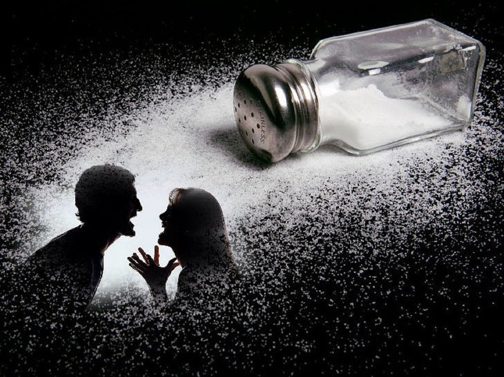 Несчастье правильно. Рассыпанная соль. Соль рассыпалась. Суеверие рассыпать соль. Рассыпать соль примета.