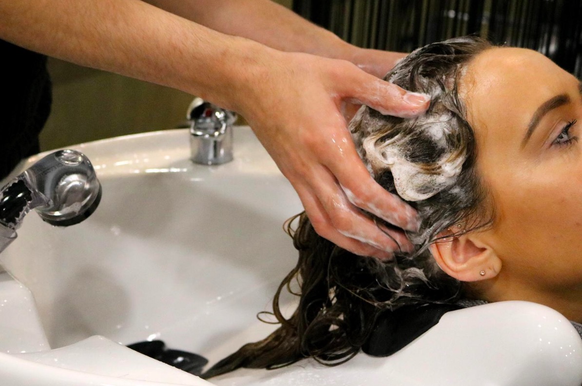 Норма мытья головы. Мытье волос. Мытье волос в парикмахерской. Мытьё головы в парикмахерской. Мытье волос в мойке.