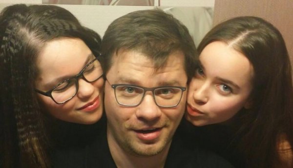 Асмус «нервно курит»: Младшие сёстры Харламова претендуют на звание главных красавиц Москвы